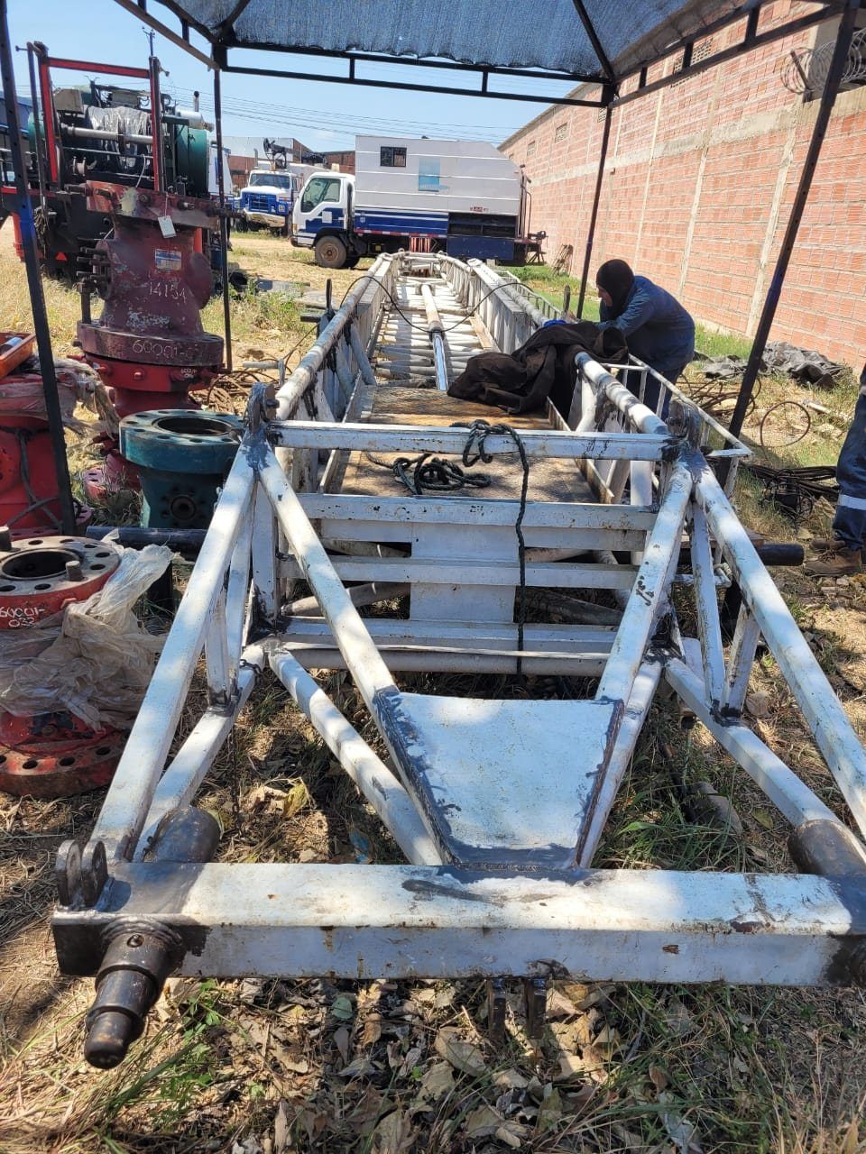 Técnico de NIC trabajando en un patio de equipos wellhead
