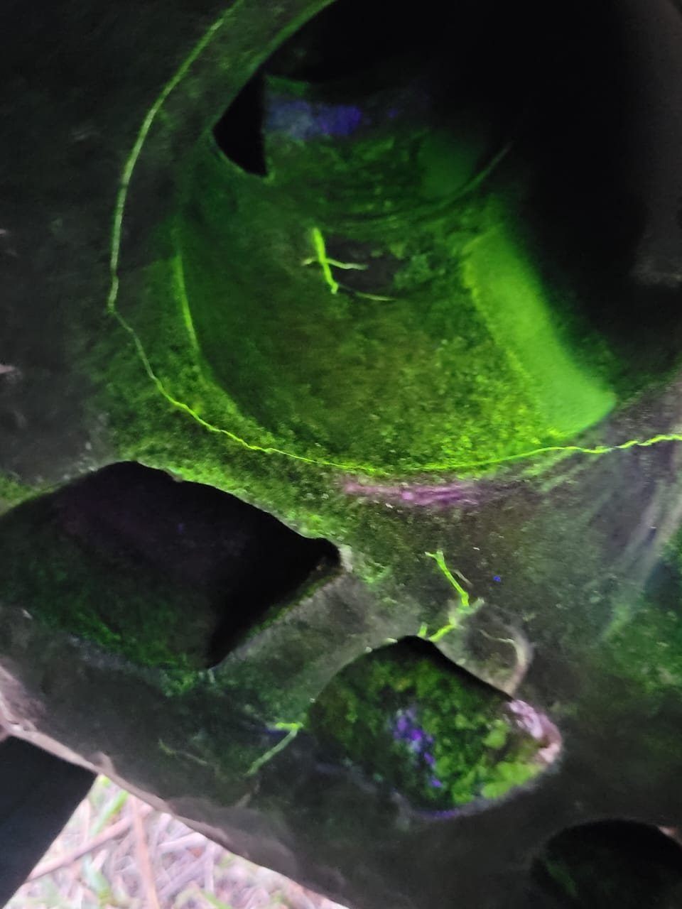 Detalle de la fluorescencia de las partículas magnéticas sobre una conexión mecanizada