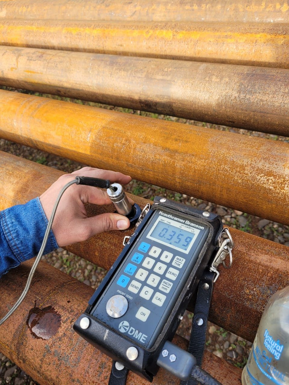Medición de espesores con equipo ultrasónico Krautkramer sobre tubulares almacenados en patio